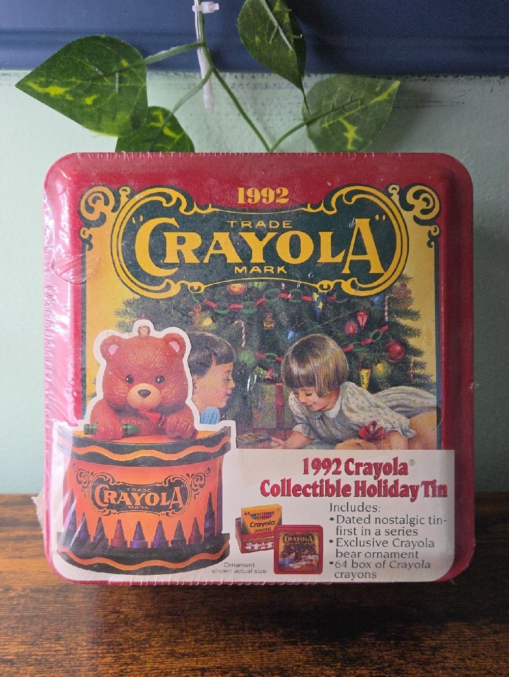 Vintage 1992 Crayola Holiday Tin Sealed Collectible Bear Ornament Crayons